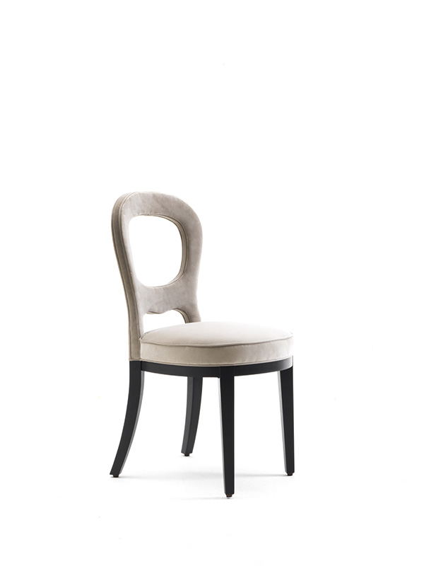 01-sedia-legno-imbottita-elegante-vista-trequarti