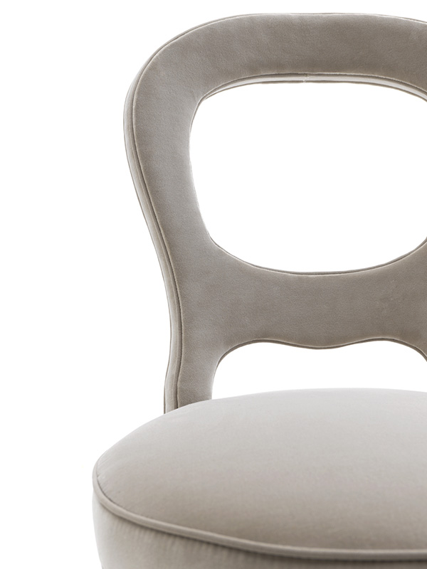 04-sedia-legno-imbottita-elegante-dettaglio
