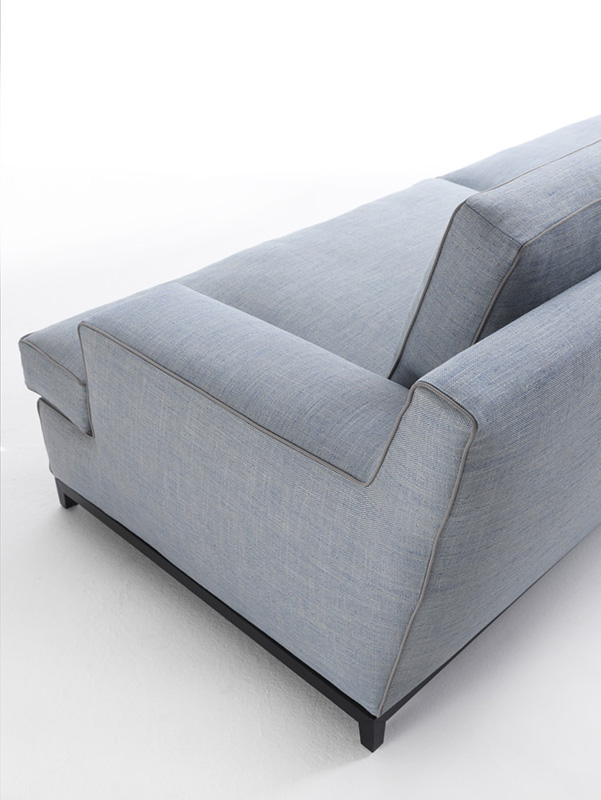 17-divano-sala-soggiorno-cuscini-elegante-azzurro-dettaglio