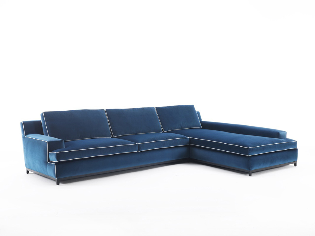 22-divano-sala-soggiorno-cuscini-elegante-velluto-blu-vistatrequarti