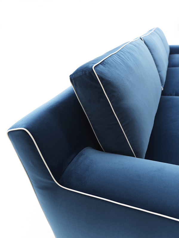 25-divano-sala-soggiorno-cuscini-elegante-velluto-blu-dettaglio